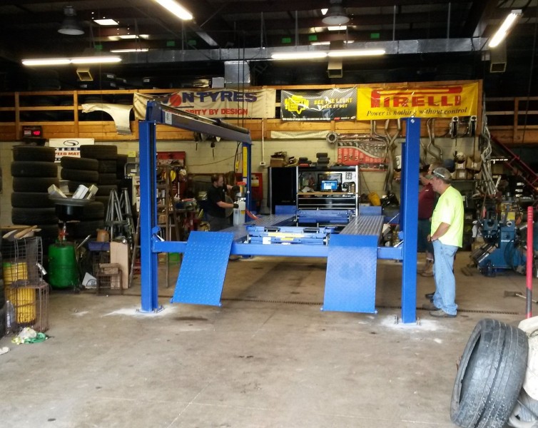 Hollstein 4Post 14000 with flat runways and 8000 lb jacks (3)b