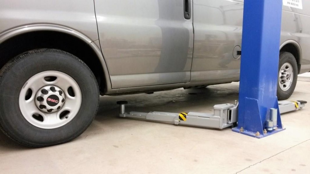 Hollstein 11000 lbs 2Post lift with tripple extending arms 