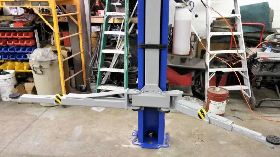 Hollstein 11000 Premium 2 Post, arms fully extended