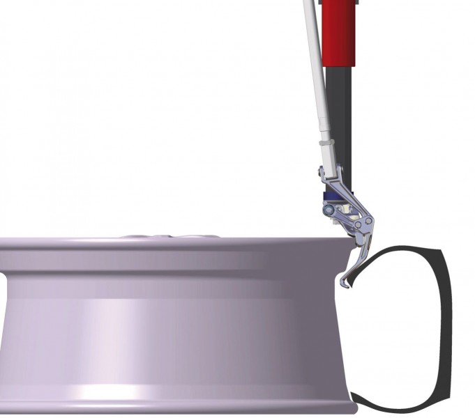 Rav Slivo Tool inserted between upper Bead and Rim Lip