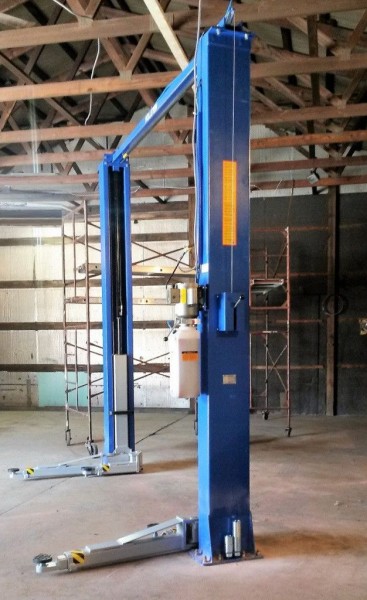 Hollstein 11000 lbs 2Post side view with Motor